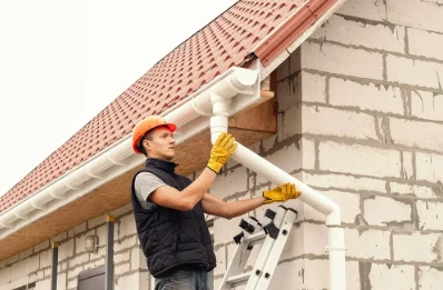 Pose et remplacement de gouttières à Frédille